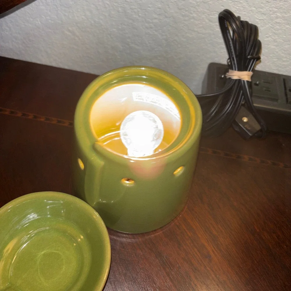 Scentsy Electric Wax Warmer Lime Green Ceramic Modern‎ Wrap Design with 20W bulb